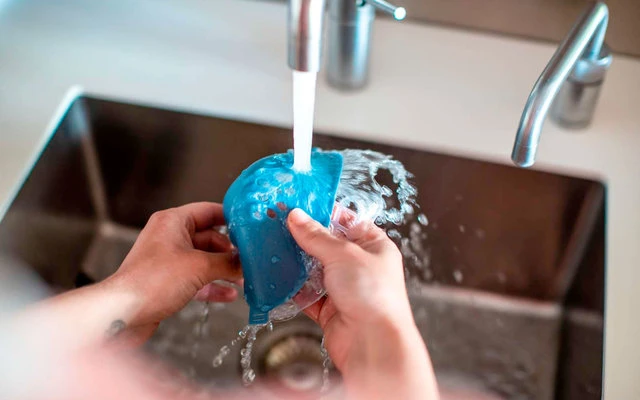 Koziol »HI Community Gesichtsmaske Blau 4 Koziol »HI Community Gesichtsmaske Blau – Bild 4